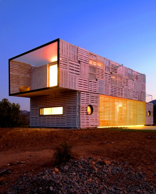 container-home-covered-in-pallets