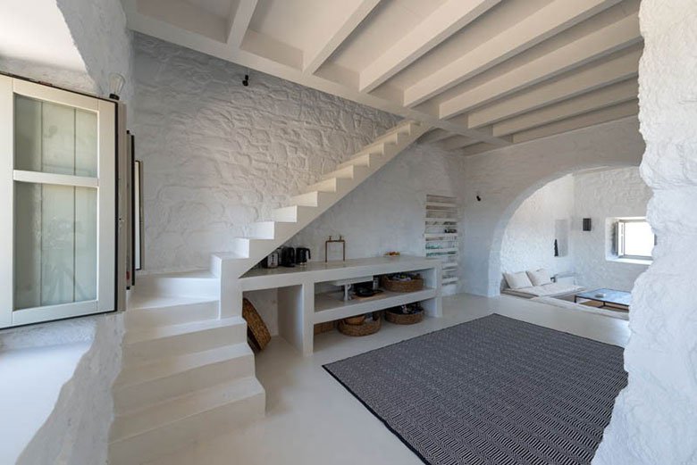this-17th-century-home-in-greece-got-updated-with-beautiful-contemporary-renovations-4