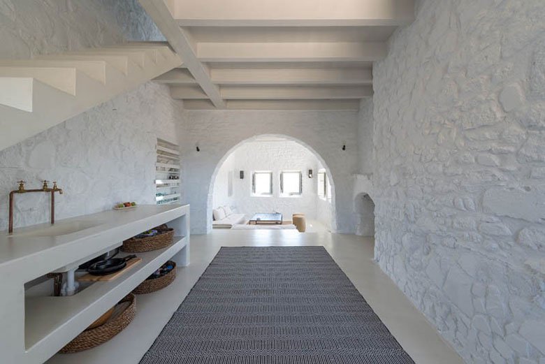 this-17th-century-home-in-greece-got-updated-with-beautiful-contemporary-renovations-5