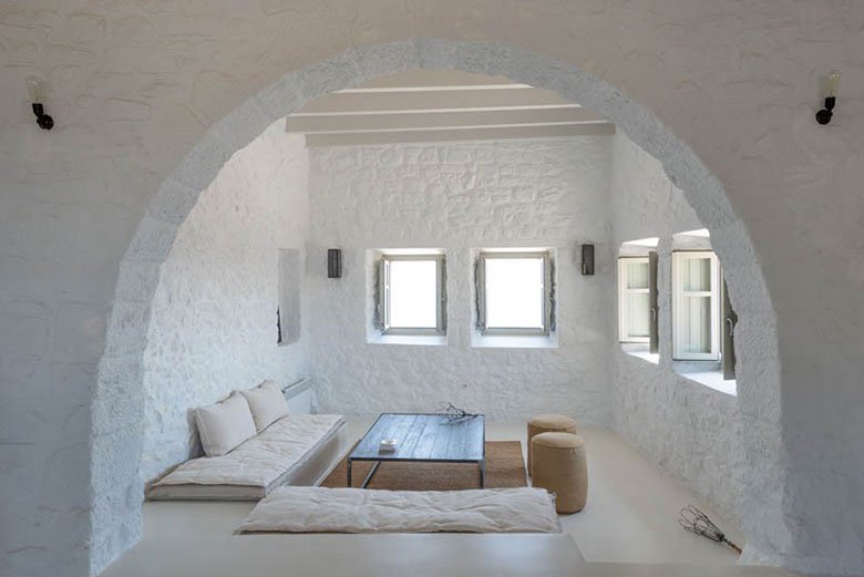 this-17th-century-home-in-greece-got-updated-with-beautiful-contemporary-renovations-6