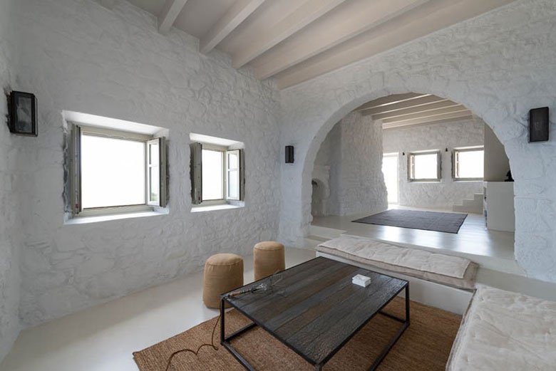 this-17th-century-home-in-greece-got-updated-with-beautiful-contemporary-renovations-7