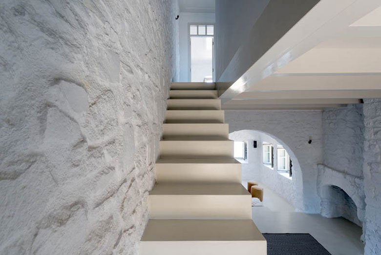 this-17th-century-home-in-greece-got-updated-with-beautiful-contemporary-renovations-8