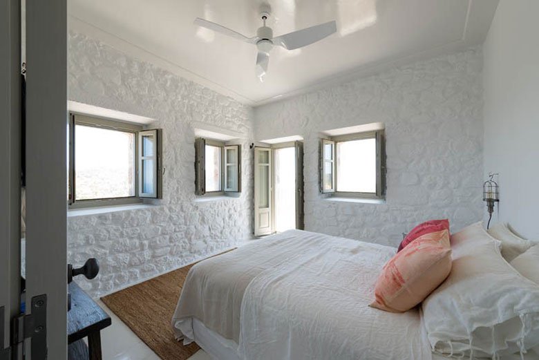 this-17th-century-home-in-greece-got-updated-with-beautiful-contemporary-renovations-9