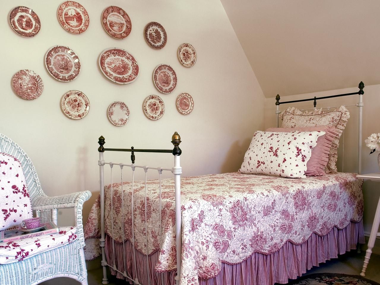 beautiful-vintage-attic-bedroom-for-girl-with-chic-vintage-decorative-wall-plates-over-the-bed