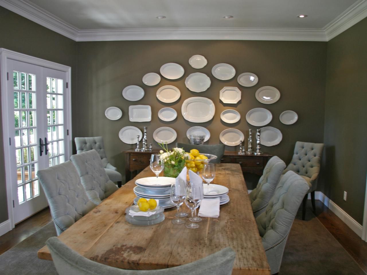 mesmerizing-long-dining-room-with-exquisite-white-decorative-plates-on-mud-green-colored-wall