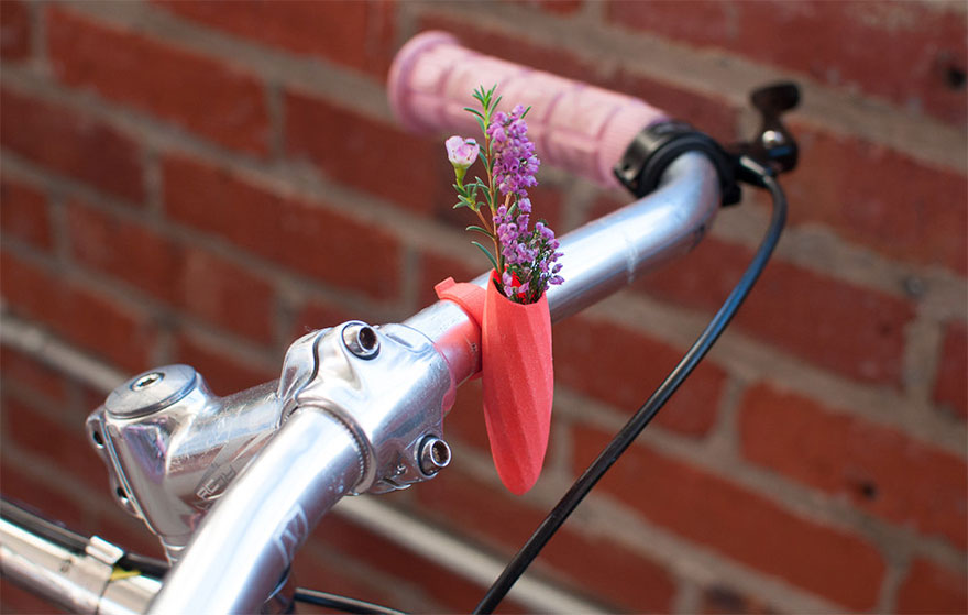 Στόλισε το ποδήλατο με μικρό βαζάκι και λουλούδι