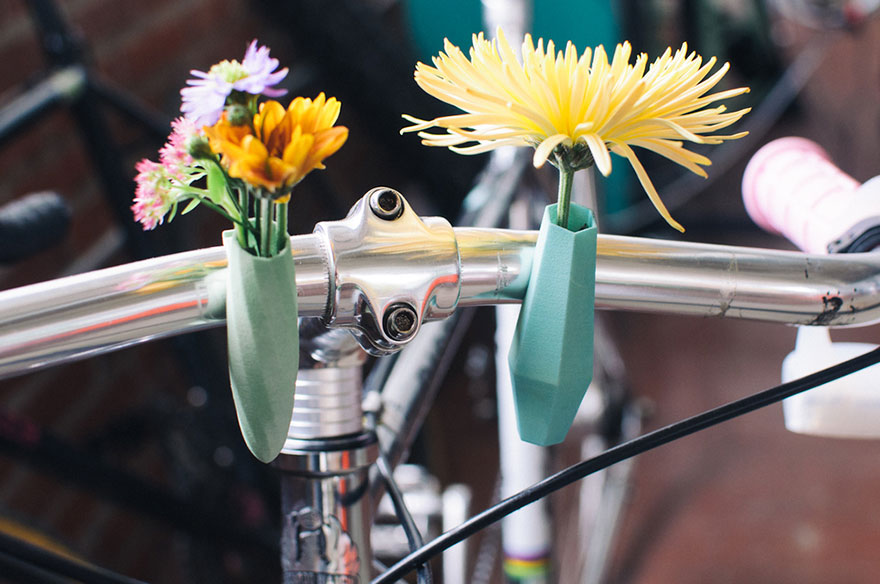 Στόλισε το ποδήλατο με μικρό βαζάκι και λουλούδι