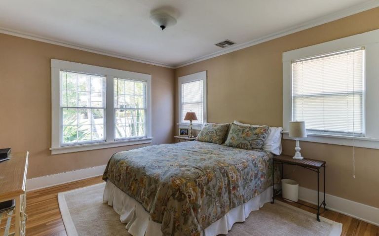 gallery-1472065171-lucille-ball-guest-bedroom