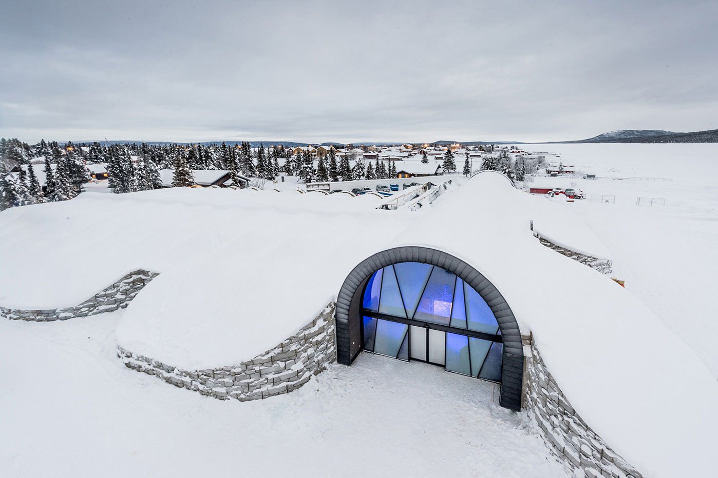 worlds-first-permanent-ice-hotel-2
