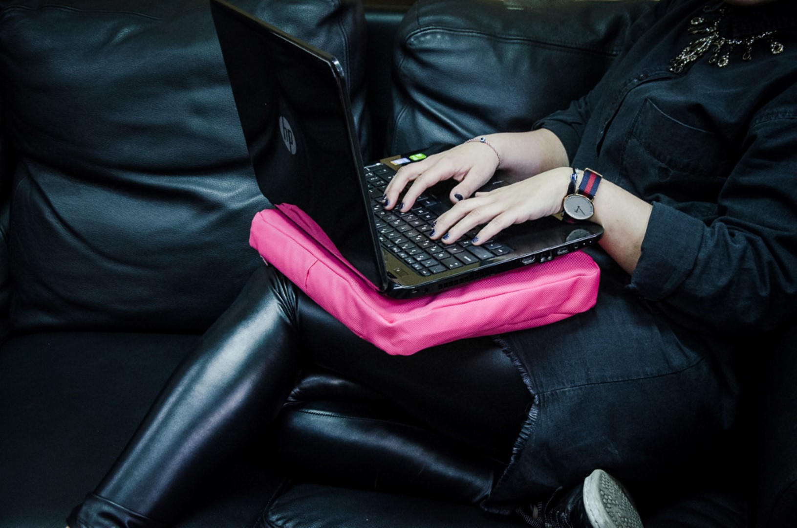 Laptop στο κρεβάτι; Ναι με το Surfpillow! | Cool Home