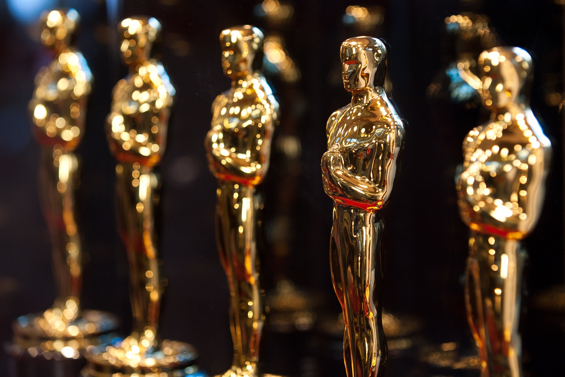 For the first time, Oscar® fans in Chicago will be able to hold an actual Oscar statuette and have their photo taken at the Academy of Motion Picture Arts and Sciences’ “Meet the Oscars, Chicago.” The one-of-a-kind exhibition opened Friday, February 13, at The Shops at North Bridge on Michigan Avenue, and will run through Sunday, February 22, the night of the 81st Academy Awards® presentation. Hours are Monday through Saturday from 10 a.m. to 7 p.m., and Sunday from 11 a.m. to 6 p.m. Admission is free. Chicago is the only city to host a “Meet the Oscars” exhibition this year.