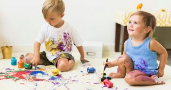 Tips για να εξαφανίσετε τους πιο συνηθισμένους λεκέδες από τα ρούχα των παιδιών!
