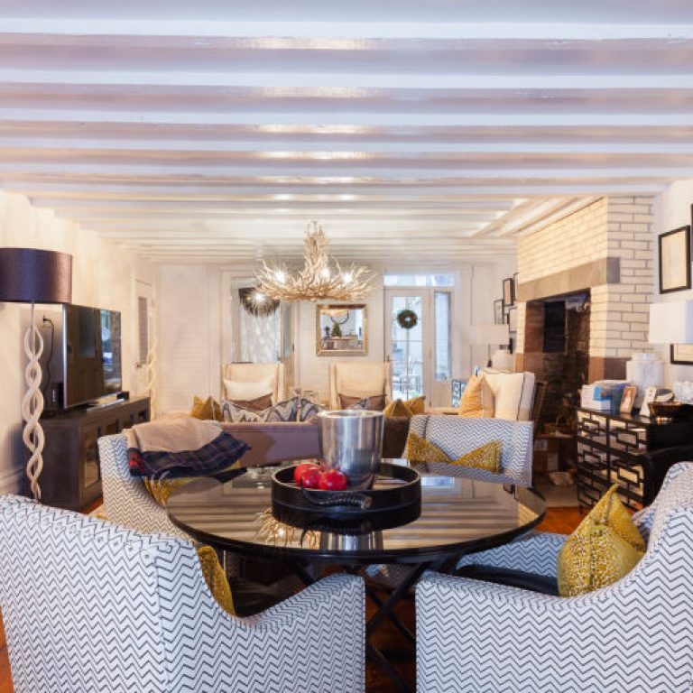 1482506350-syn-hbu-1482436312-celebrity-homes-dining-room