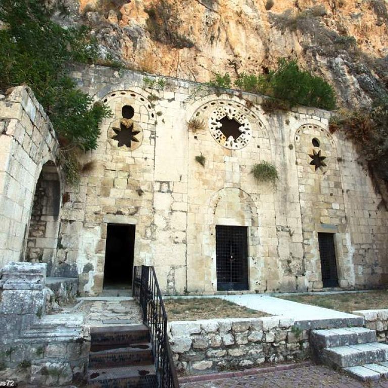 4143B92300000578-4593600-That_Saint_Peter_sure_has_gotten_a_lot_of_architectural_love_ove-a-11_1497509545205