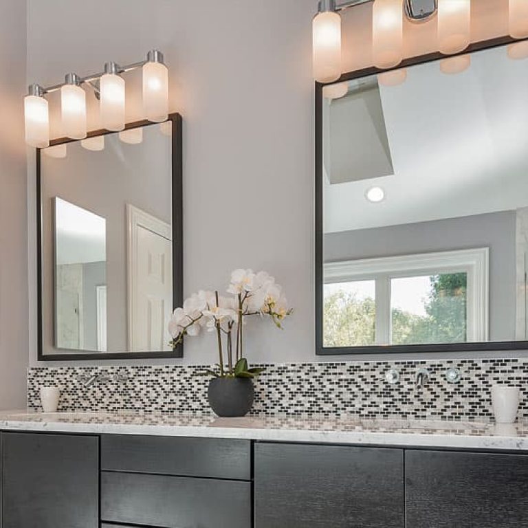 Bathroom-Mirrors-that-are-the-Perfect-Final-Touch-00_Sebring-Design-Build