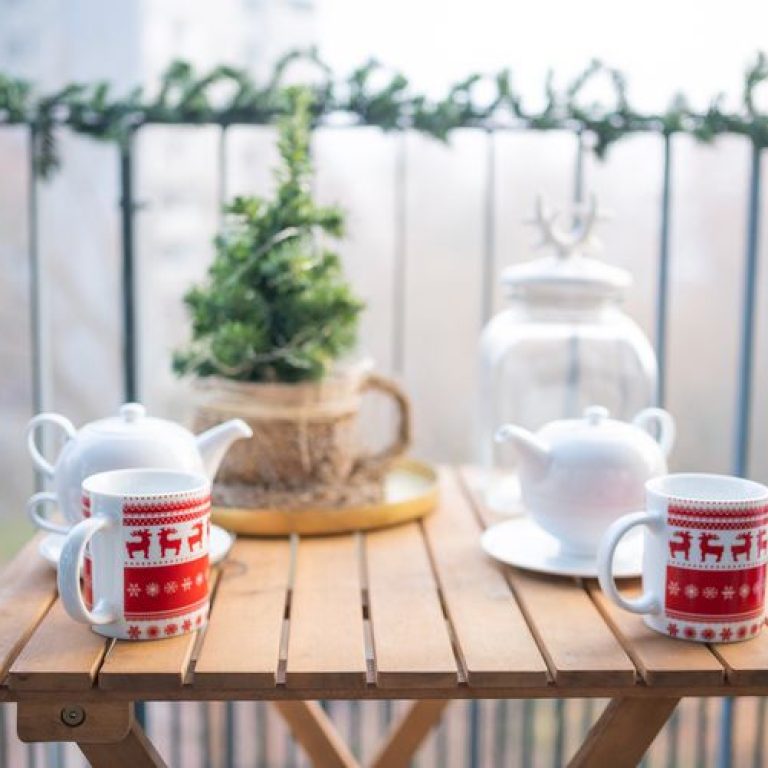 Christmas Balcony 04