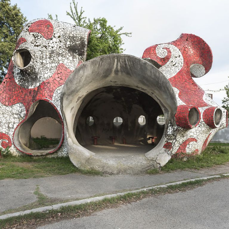 The-most-unique-designed-bus-stop-of-the-word-5e14cbdb24c8d__880