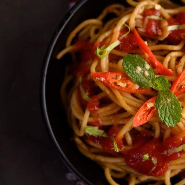 appetizing-spaghetti-italian-pasta-with-tomato-sauce