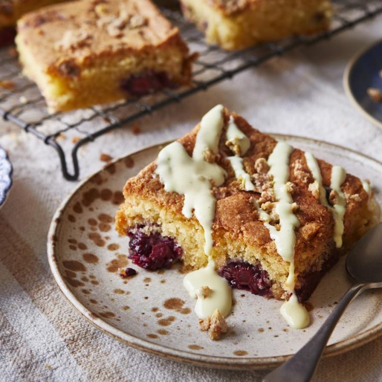 blackberry_crumble_cake_48052_16x9