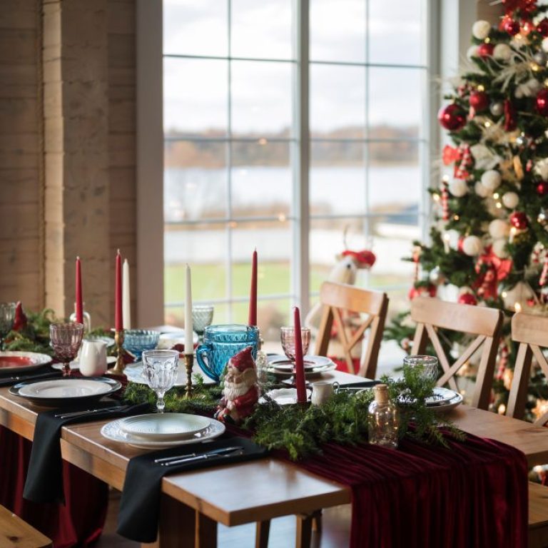 empty-table-ready-christmas-dinner