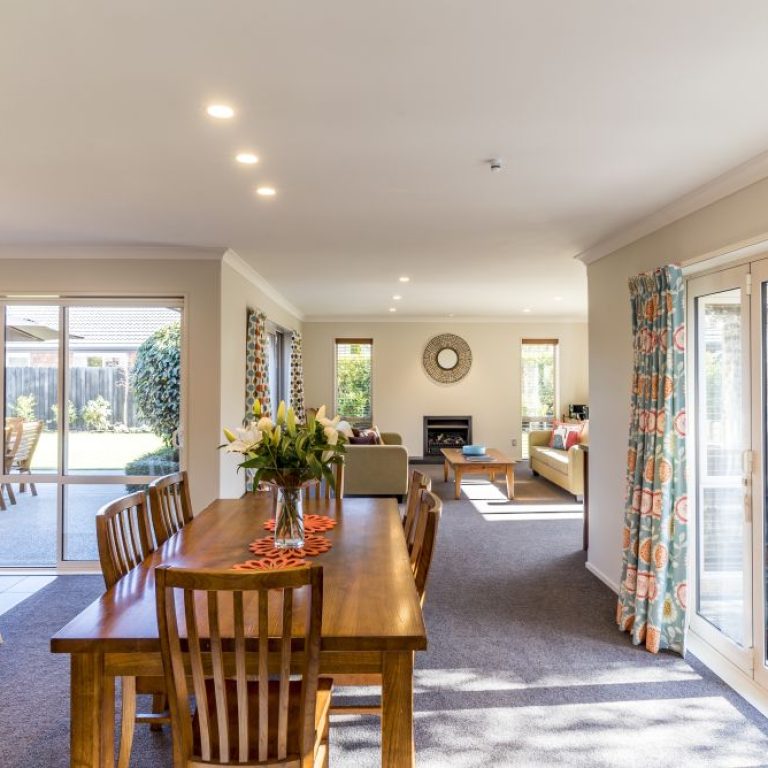 interior-with-bid-dining-room-modern-private-house