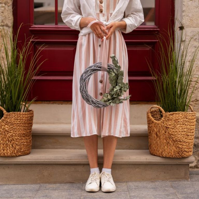 lifestyle-person-decorating-their-front-door