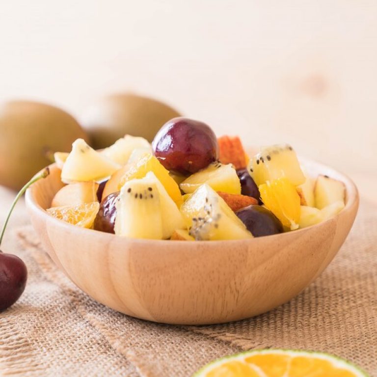 mixed-sliced-fruit_1339-8446