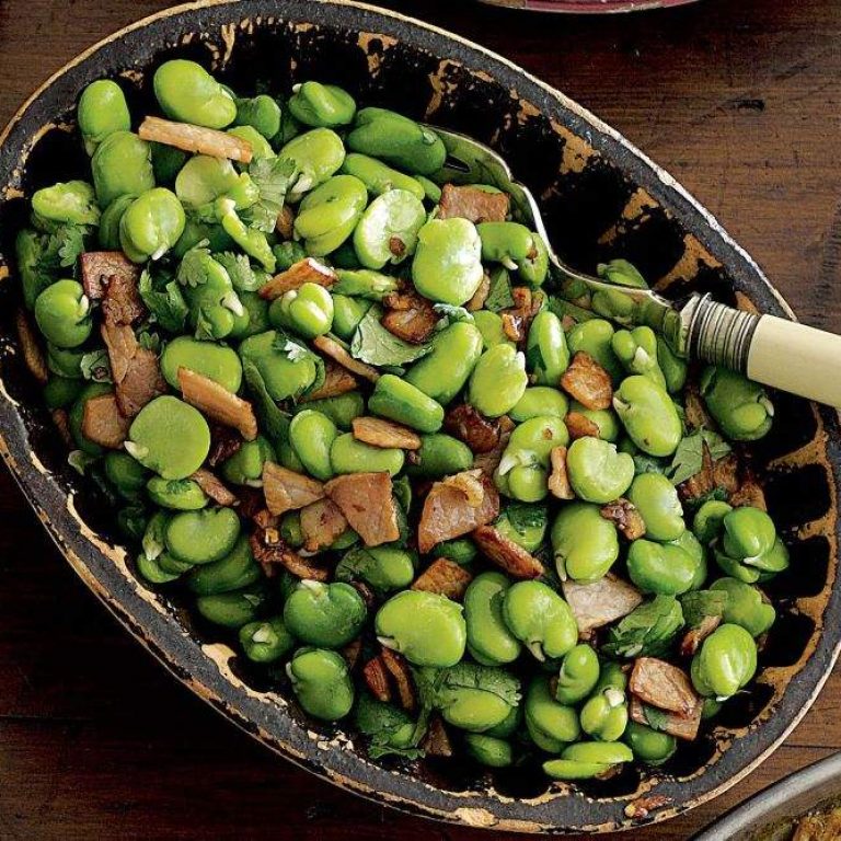 sauteed-garlic-broad-beans-bacon-with-coriander-30696-1
