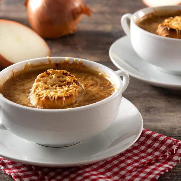 traditional-french-onion-soup-wooden-table_123827-19853