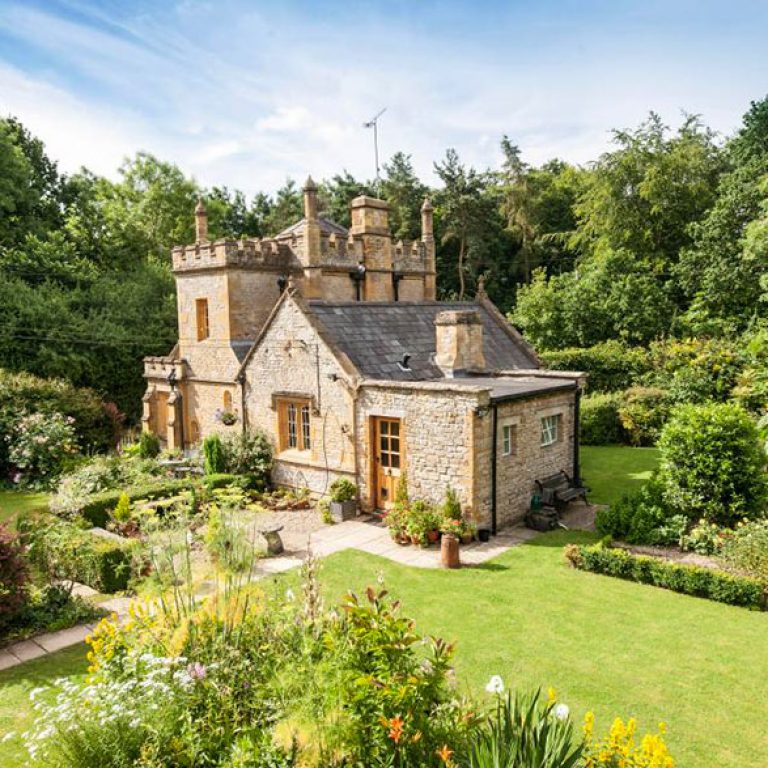 uk-smallest-castle-for-sale-mollys-lodge-7