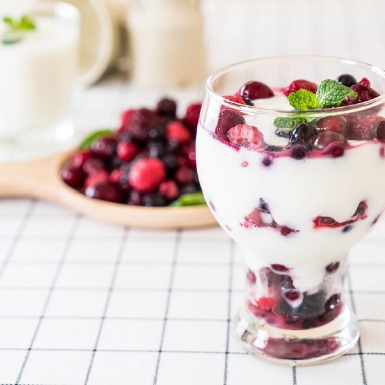 yogurt-with-mixed-berries_1339-4228